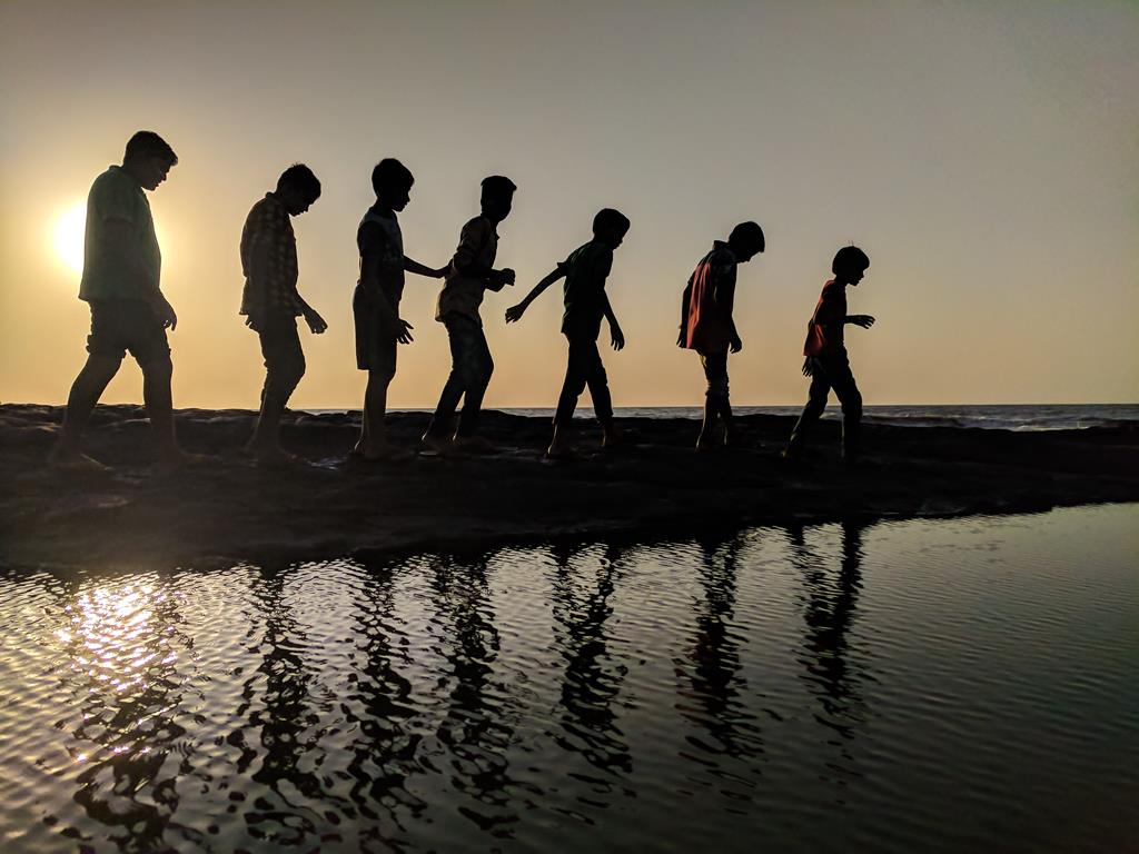 Bawiące się dzieci na plaży w Jastarnii.