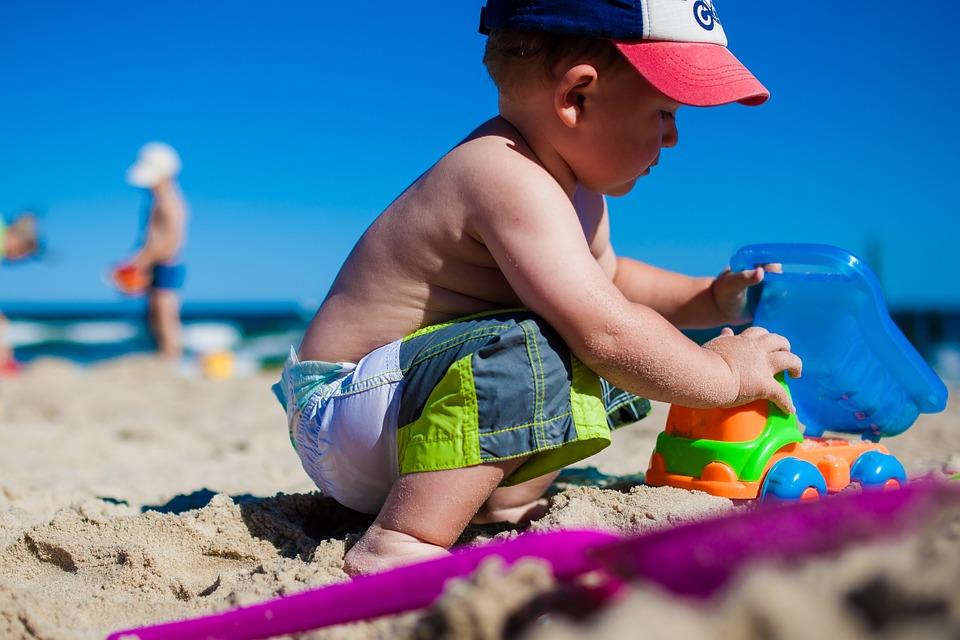 Dziecko bawiące się na plaży we Władysławowie