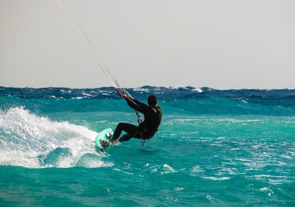 Mężczyzna uprawiający kitesurfing w Polsce