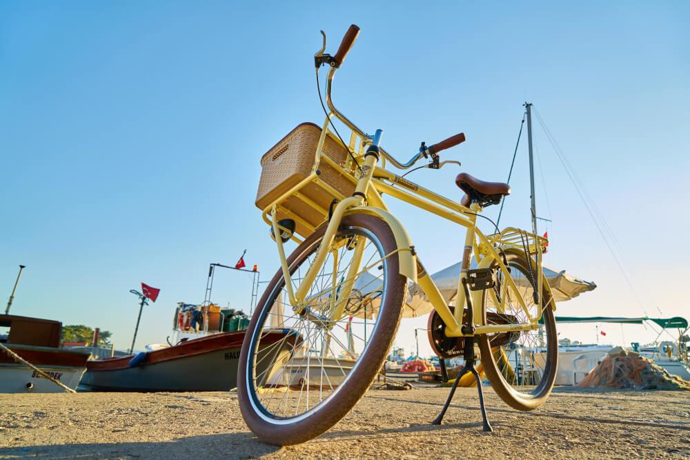 rower żółty nad morzem