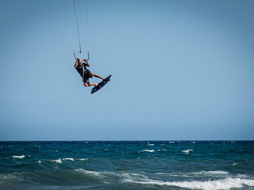 Osoba uprawiająca kitesurfing - jak dobrać sprzęt do kitesurfingu - blueapart.pl