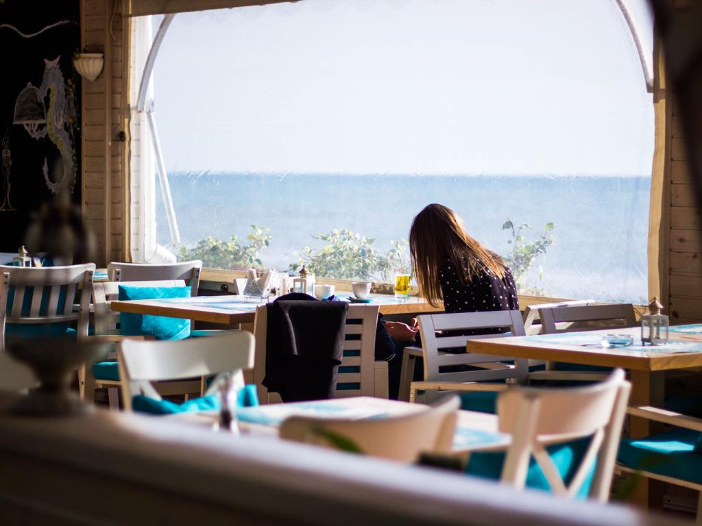 Restauracja we Władysławowie z widokiem na morze.