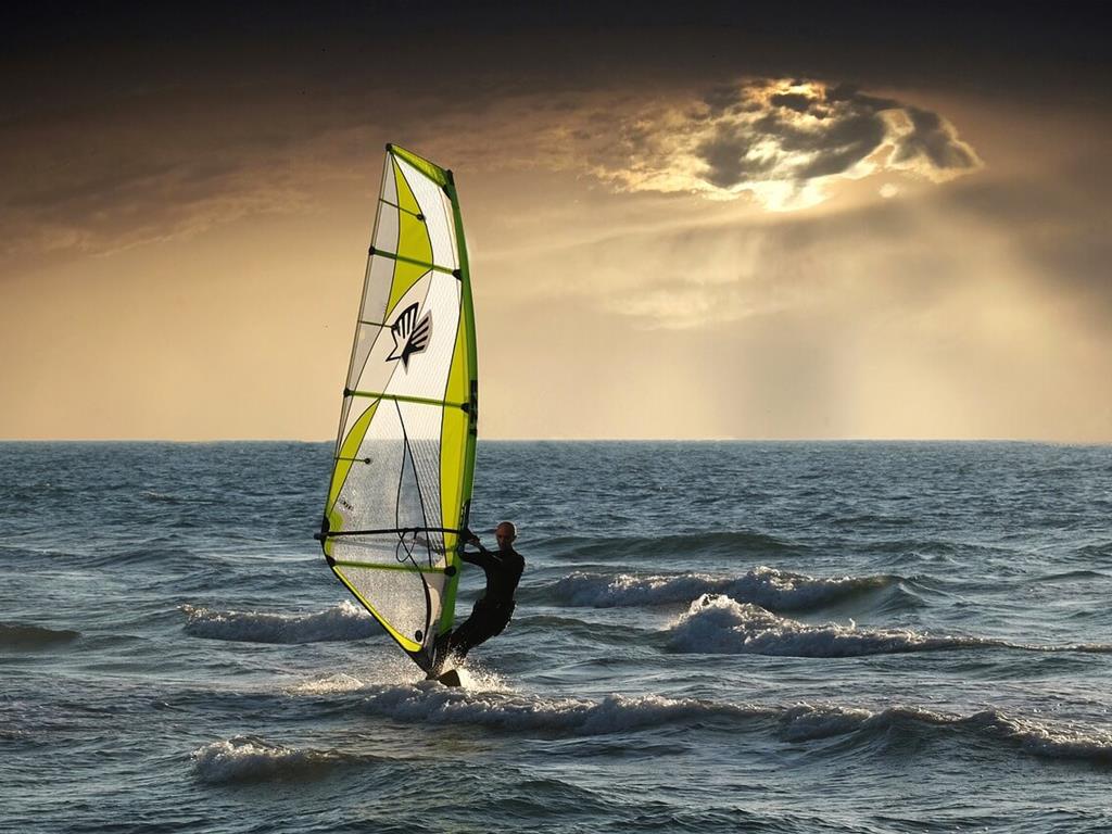 Windsurfing na morzu we Władysławowie