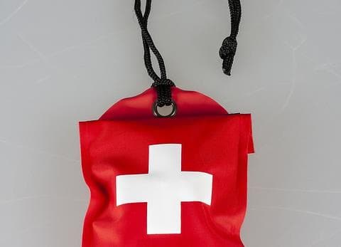 apteczka-wakacyjna-co-powinno-sie-w-niej-znalezc