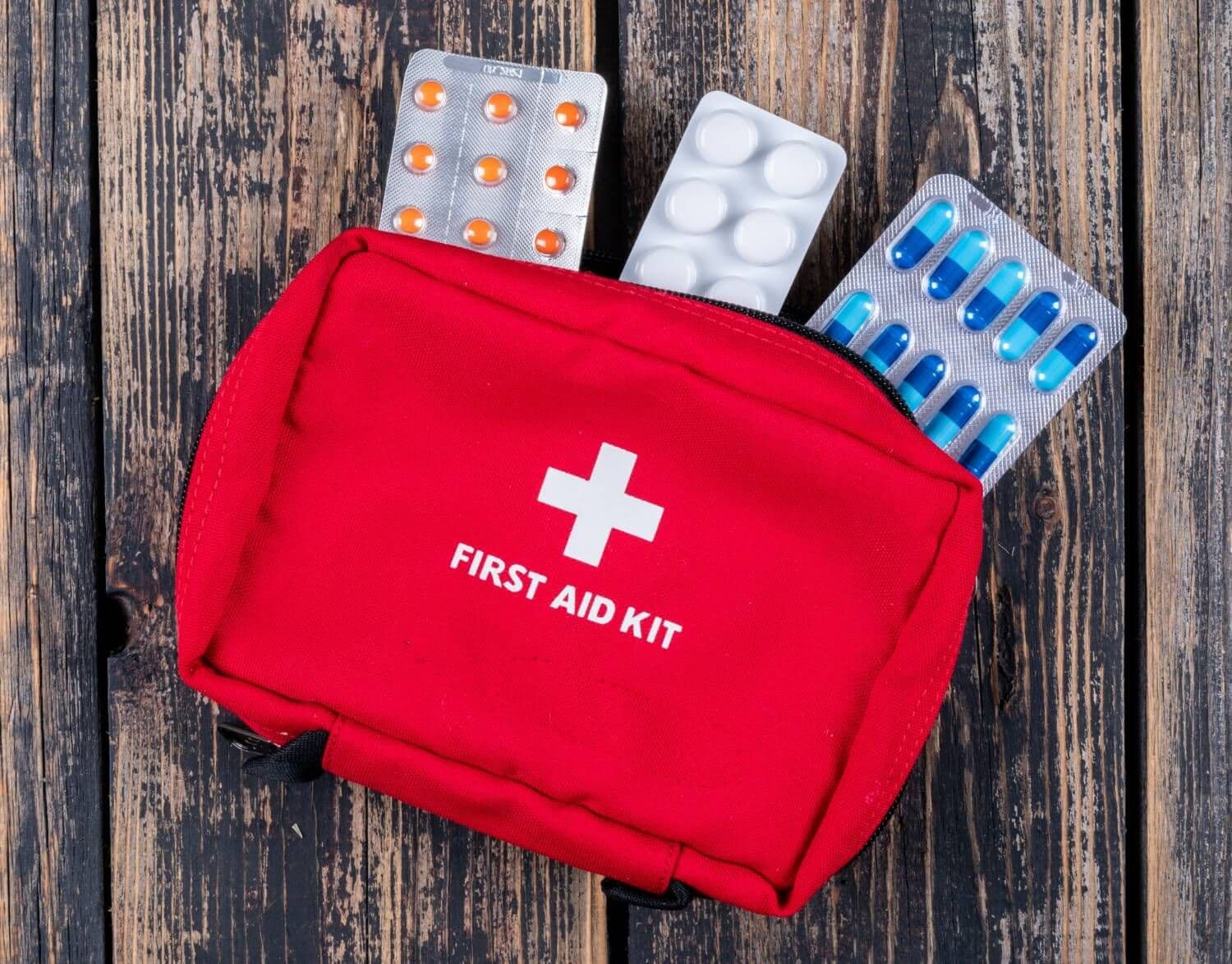 apteczka-wakacyjna-co-powinno-sie-w-niej-znalezc