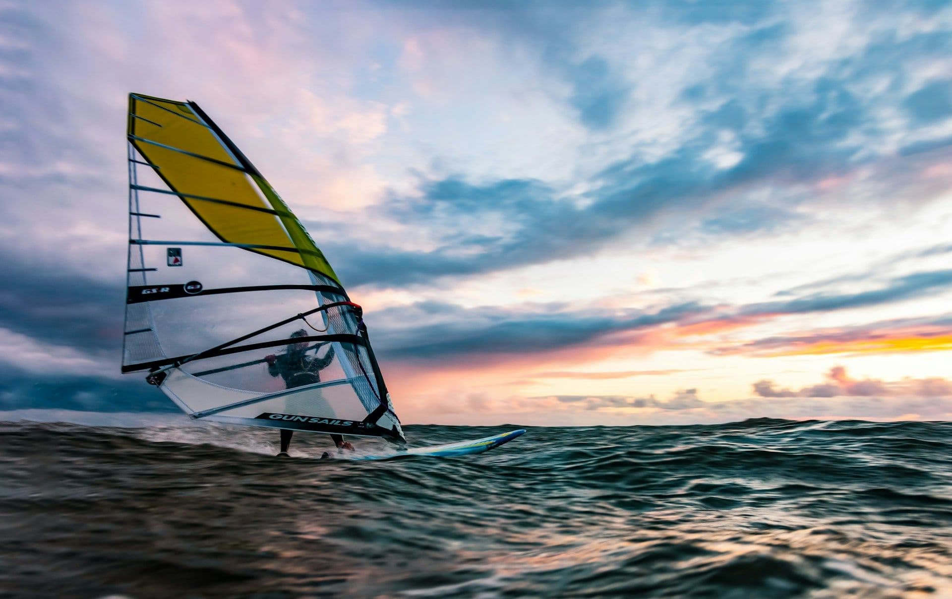 Jak dobrać żagiel do windsurfingu?