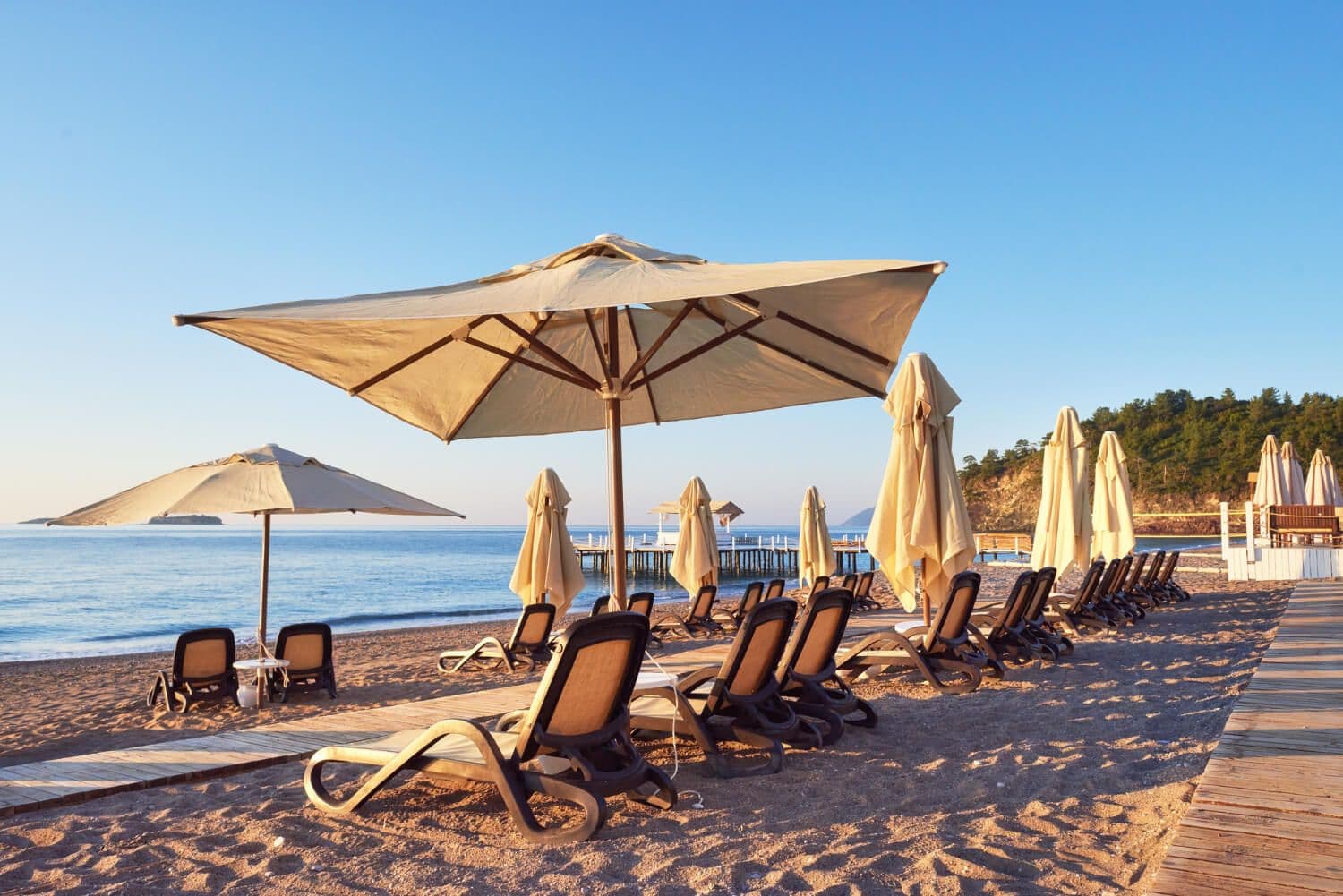 Jak znaleźć hotel blisko plaży na Półwyspie Helskim?